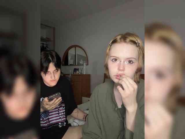 MiaAndAlicee webcam