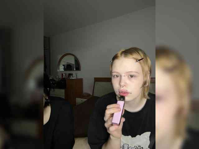 MiaAndAlicee webcam