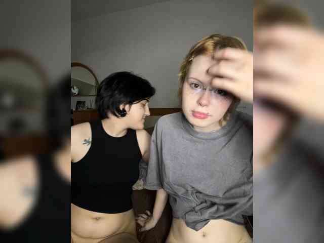 MiaAndAlicee webcam