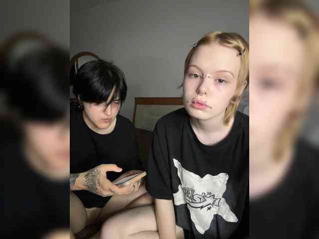 MiaAndAlicee webcam