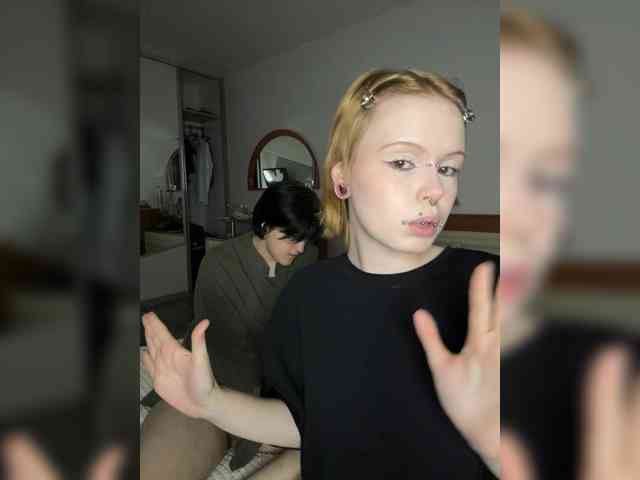 MiaAndAlicee webcam