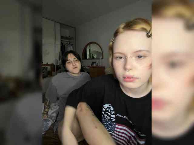 MiaAndAlicee webcam