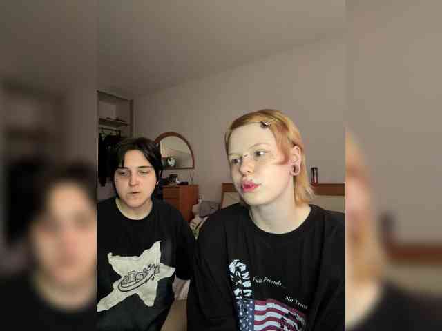 MiaAndAlicee webcam