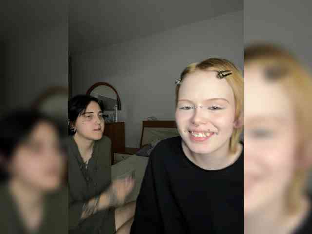 MiaAndAlicee webcam