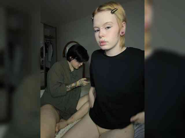 MiaAndAlicee webcam