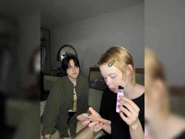 MiaAndAlicee webcam