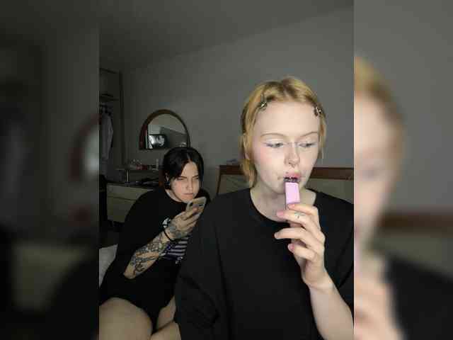 MiaAndAlicee webcam