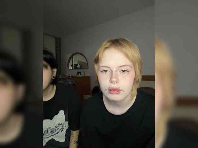 MiaAndAlicee webcam