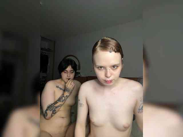 MiaAndAlicee webcam