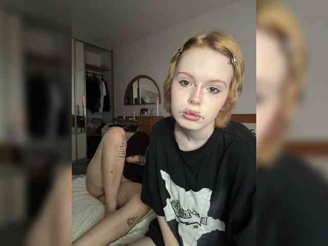 MiaAndAlicee webcam