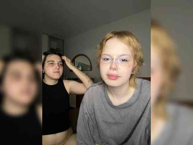 MiaAndAlicee webcam