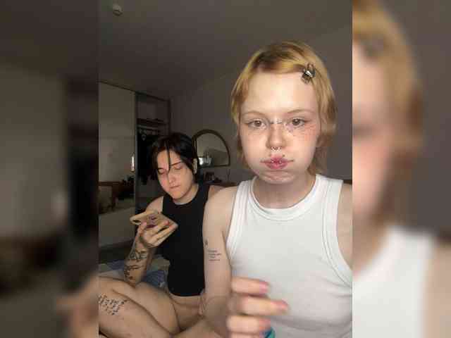 MiaAndAlicee webcam