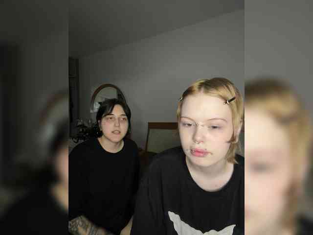 MiaAndAlicee webcam