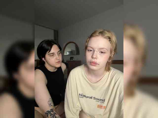 MiaAndAlicee webcam