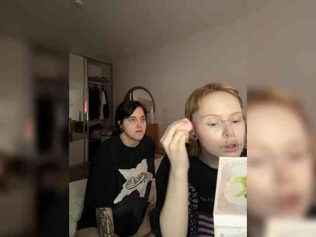 MiaAndAlicee webcam