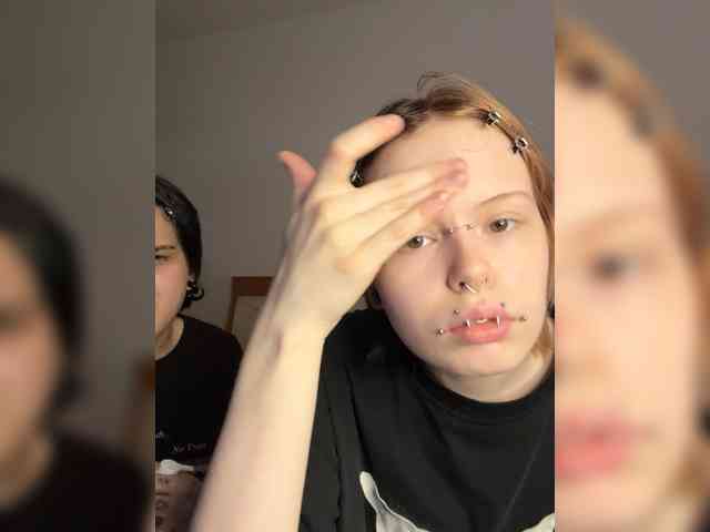 MiaAndAlicee webcam