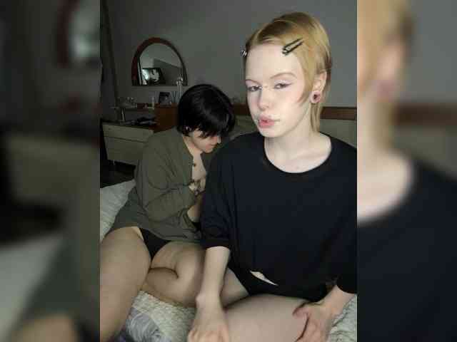 MiaAndAlicee webcam