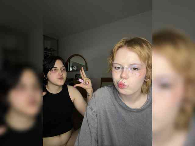 MiaAndAlicee webcam