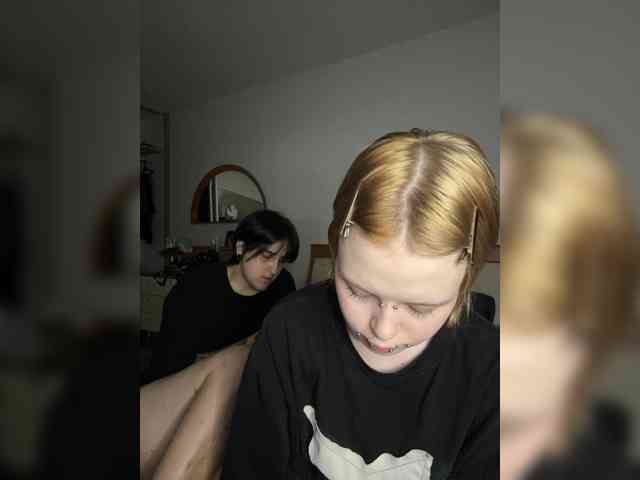 MiaAndAlicee webcam