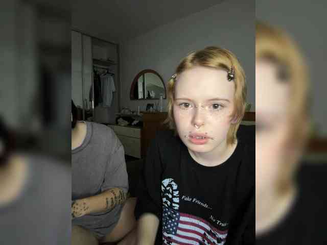 MiaAndAlicee webcam