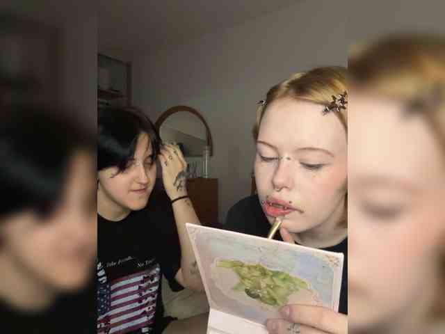 MiaAndAlicee webcam