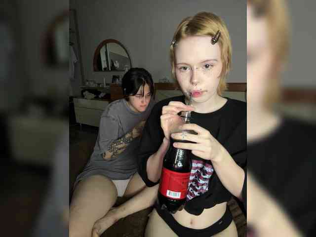 MiaAndAlicee webcam