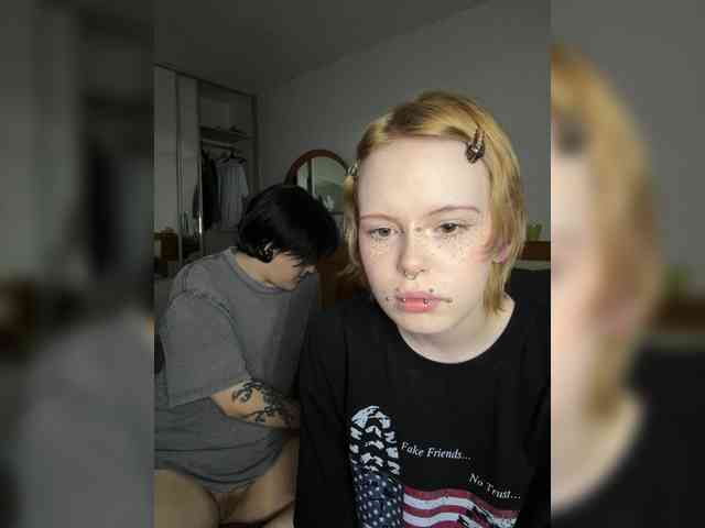 MiaAndAlicee webcam