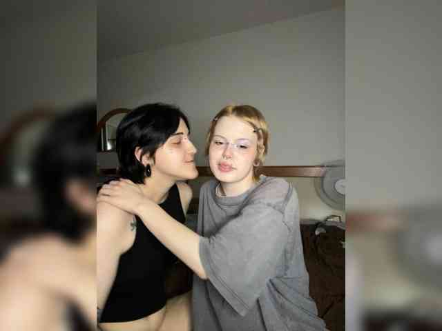 MiaAndAlicee webcam