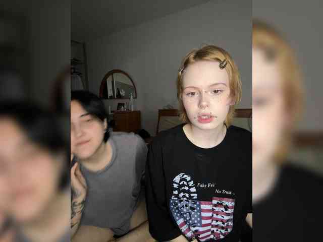 MiaAndAlicee webcam