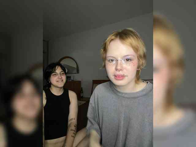 MiaAndAlicee webcam