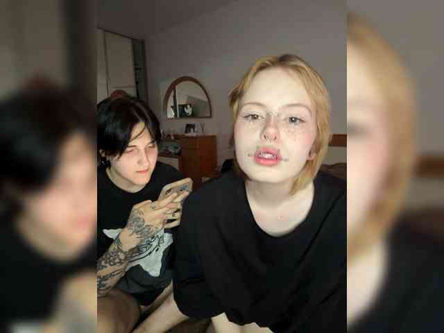 MiaAndAlicee webcam