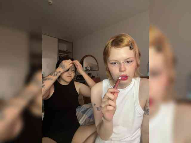 MiaAndAlicee webcam