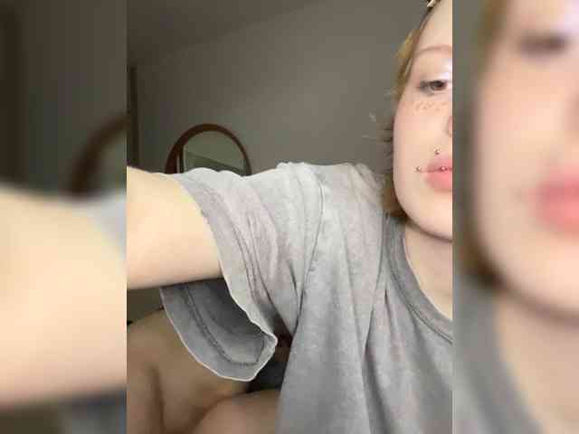 MiaAndAlicee webcam
