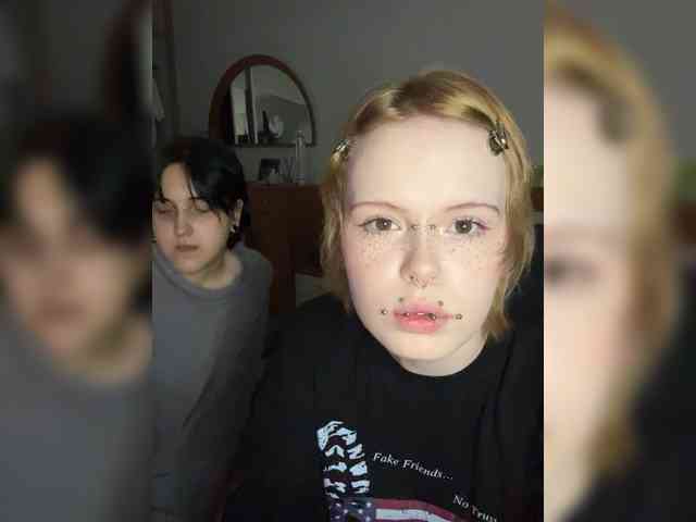 MiaAndAlicee webcam