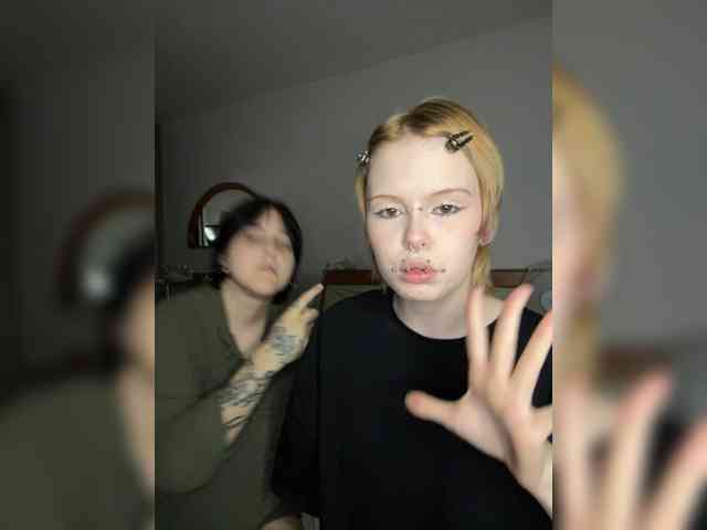 MiaAndAlicee webcam
