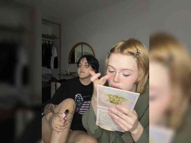 MiaAndAlicee webcam