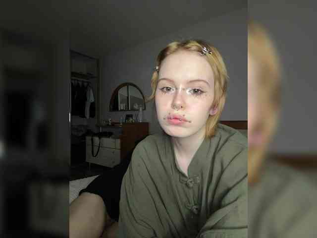 MiaAndAlicee webcam