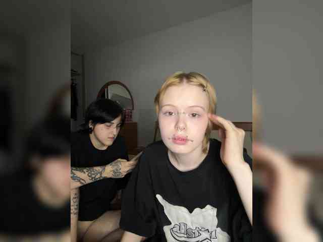 MiaAndAlicee webcam