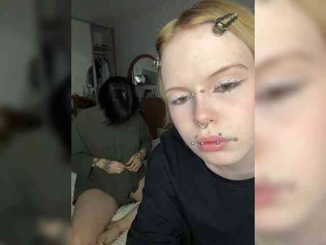 MiaAndAlicee webcam