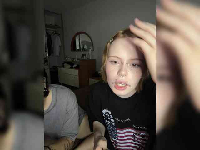 MiaAndAlicee webcam