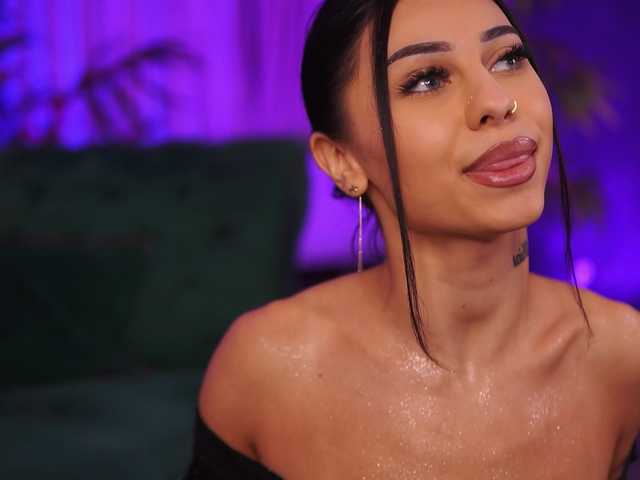 AzraReign live cam on BongaCams
