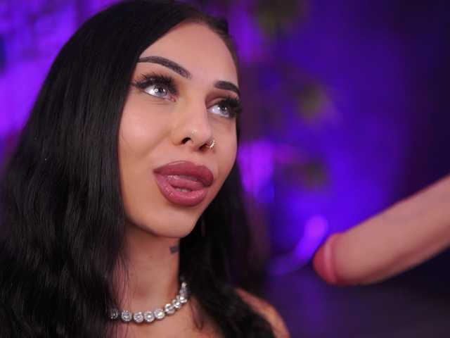 AzraReign live webcam show
