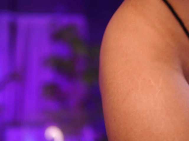 AzraReign live cam on BongaCams