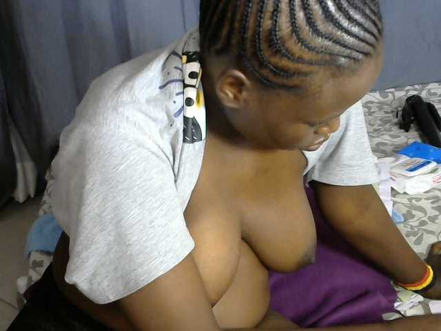 Prettyyas live cam on BongaCams