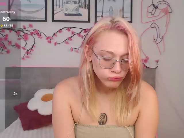 Coraline-bush, live now on BongaCams