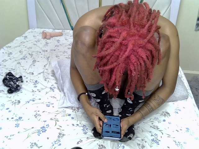 Petiteblossom Прямой эфир на BongaCams