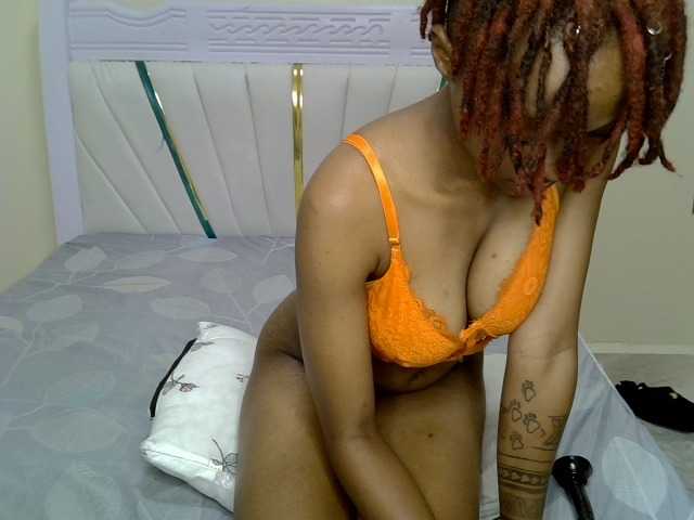 Petiteblossom live cam on BongaCams