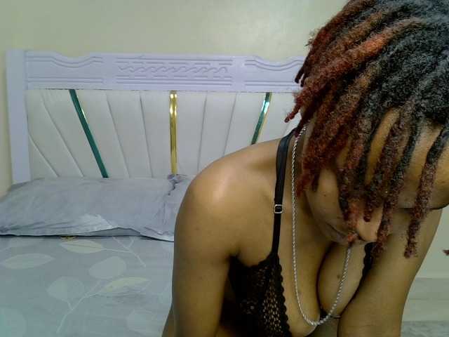 Petiteblossom live cam on BongaCams