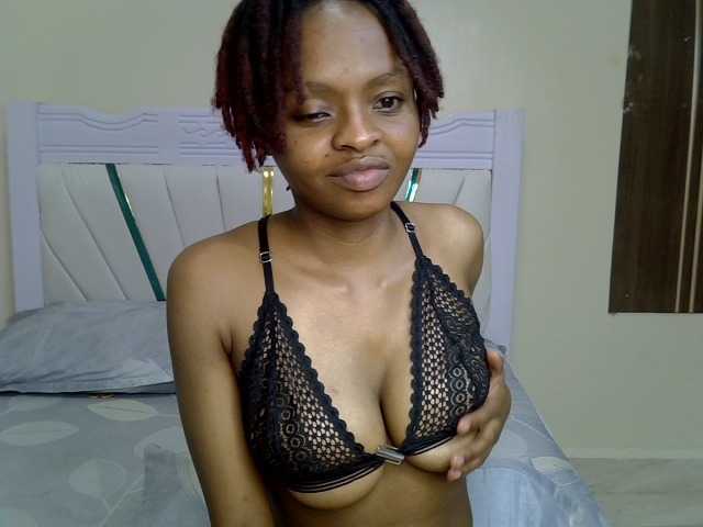 Petiteblossom live cam on BongaCams