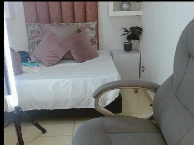 Helen-Reyes live cam on BongaCams